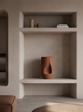 Jarrón Ajódar en terracota, colocado en un nicho de pared encalada